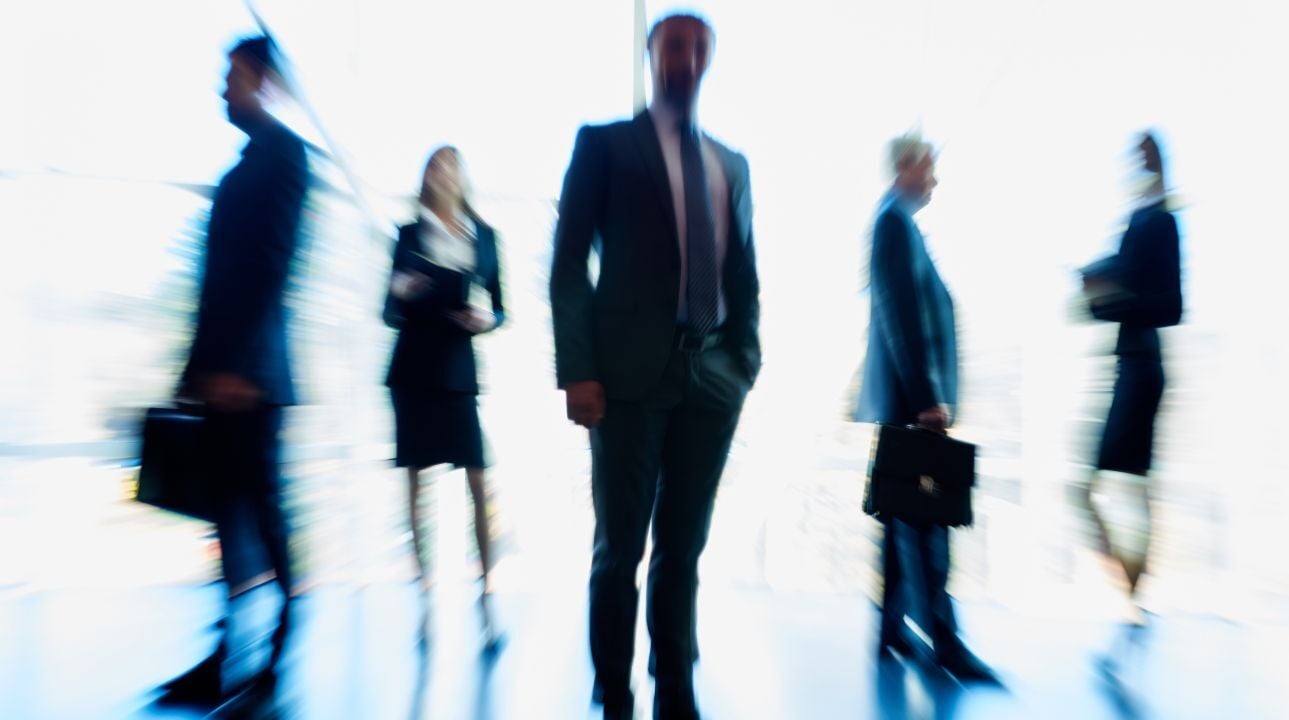 uomini d'affari sfocati 